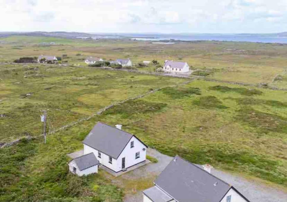 Pink Cottage Ballyconneely Exteriör bild